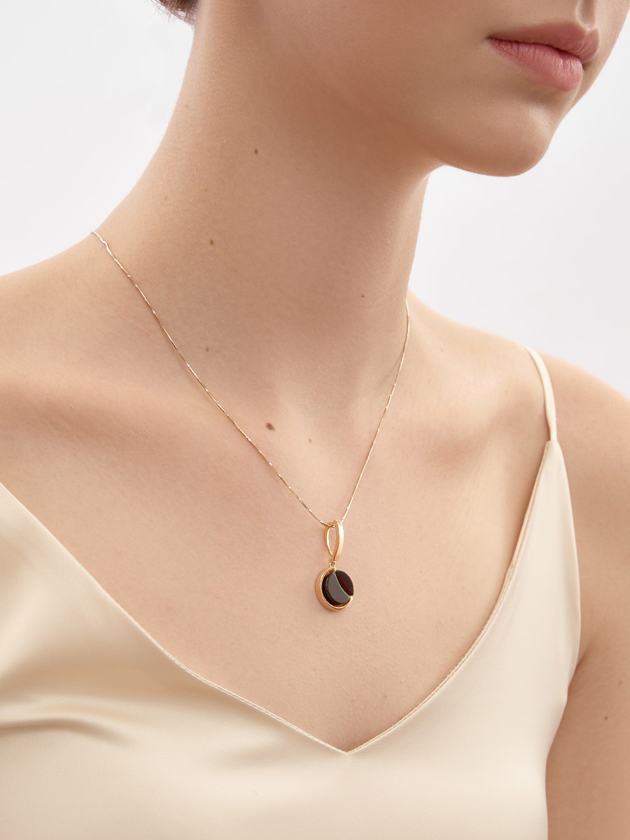 Красивый позолоченный кулон «Фурор» с вишнёвым янтарём