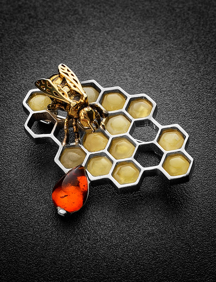 Необычная брошь из натурального янтаря «Винни Пух»