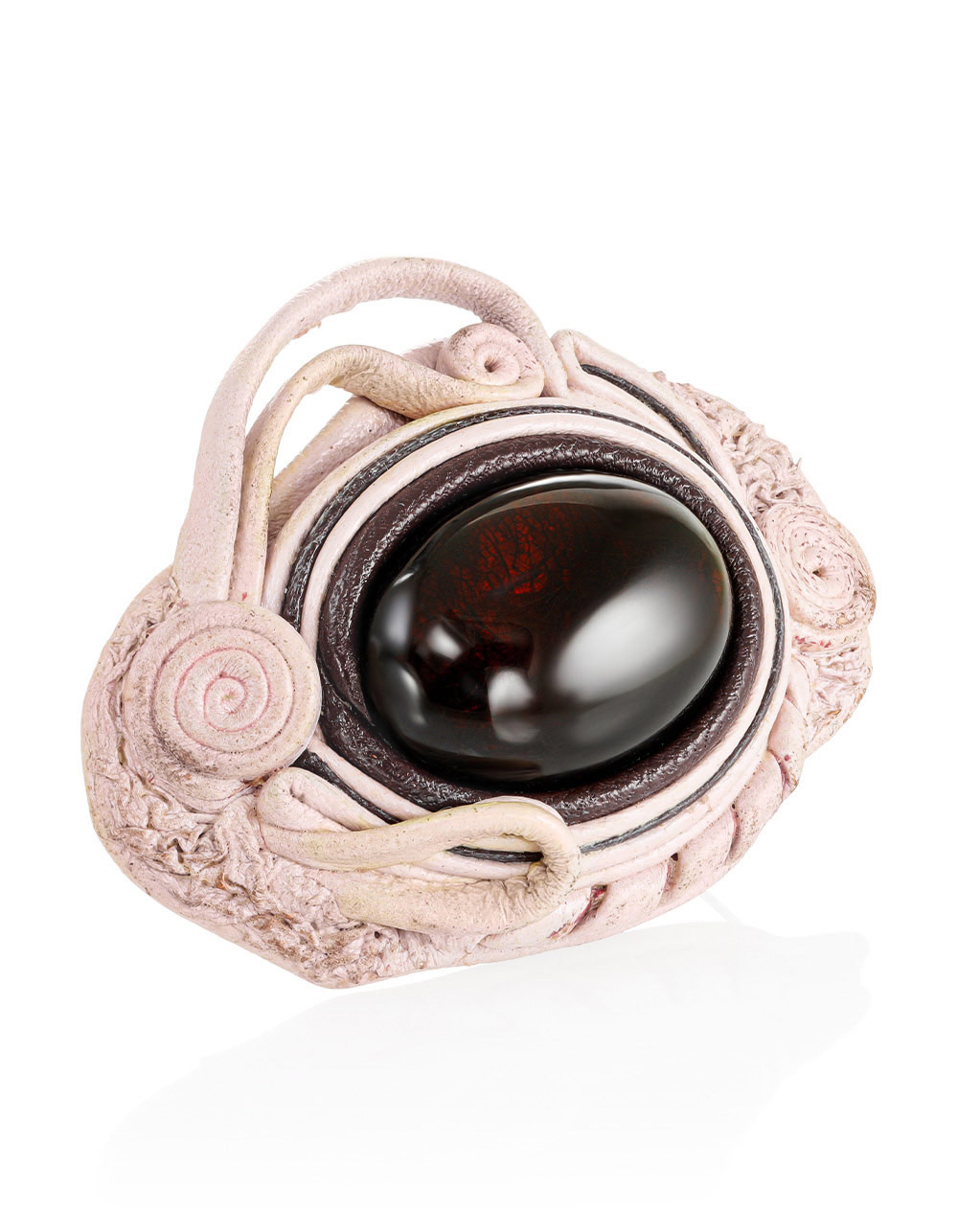 Брошь «Амазонка» из нежно-сиреневой кожи, украшенная натуральным янтарём