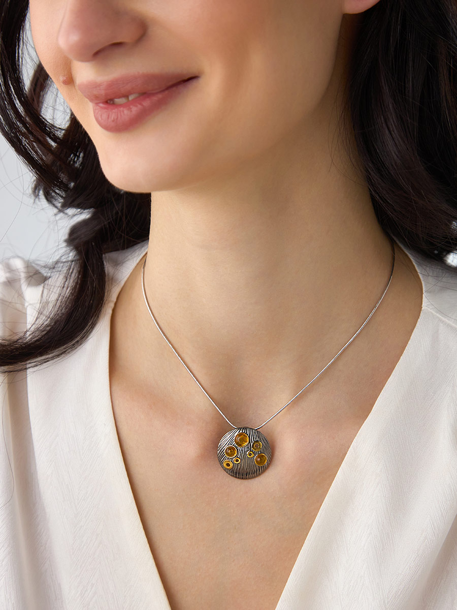 Оригинальная подвеска «Стаккато» с натуральным янтарём