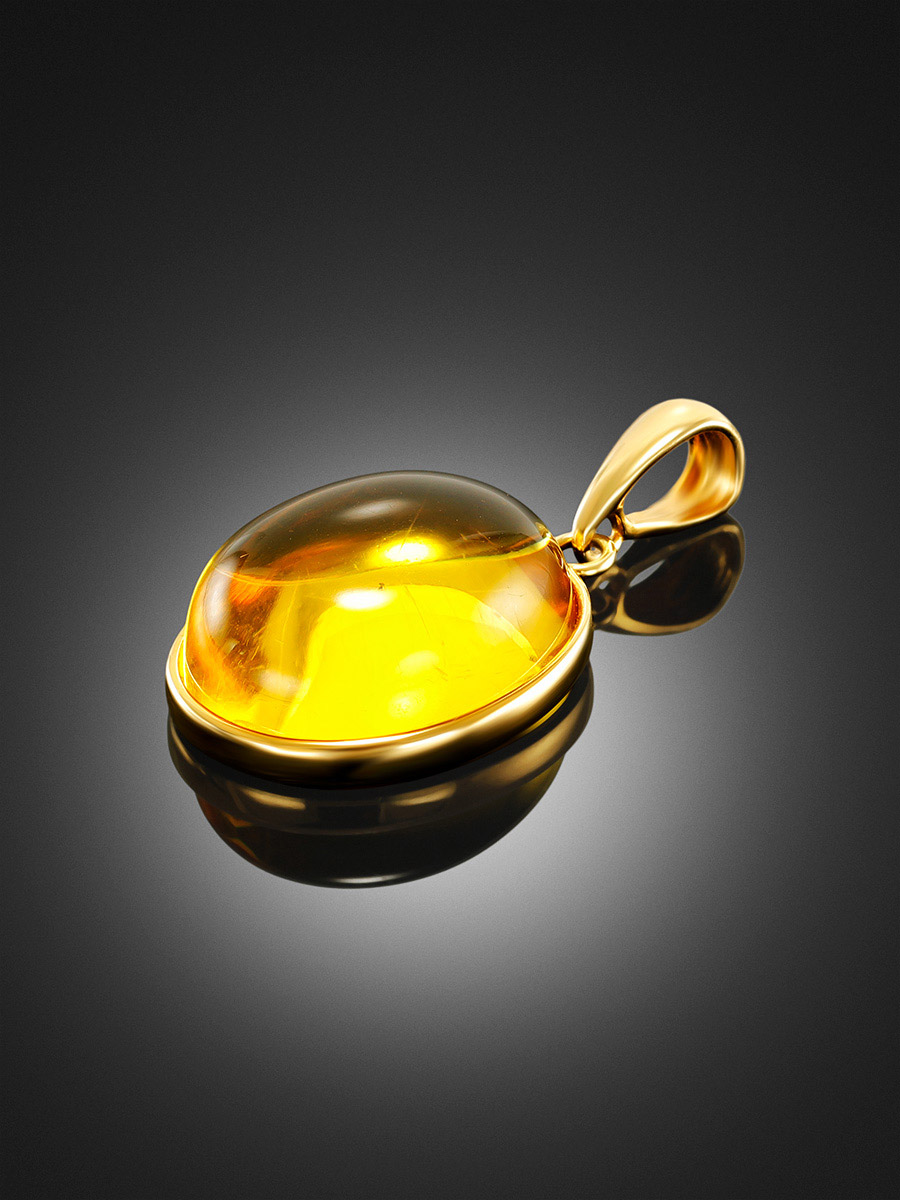 Небольшой лаконичный кулон из натурального цельного янтаря в позолоченной оправе
