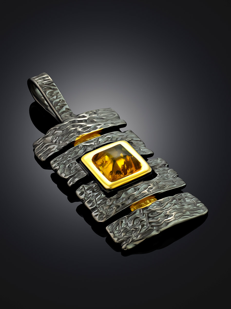 Яркая оригинальная подвеска из золотистого янтаря «Бубинга»