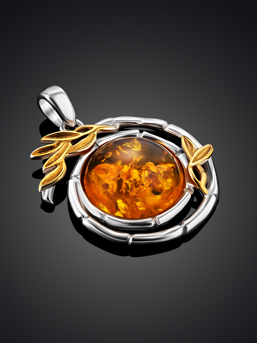 Красивый кулон «Ампир», украшенный натуральным янтарём