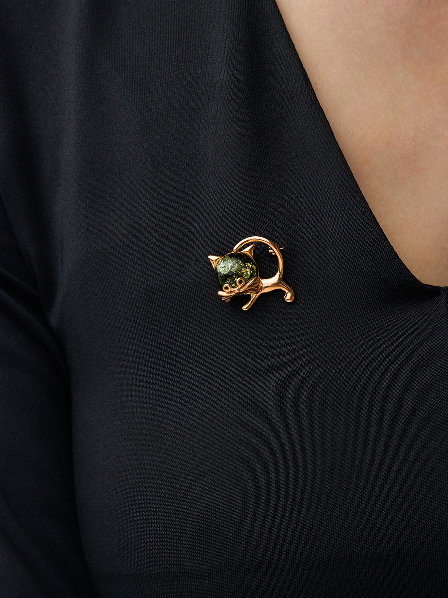 Брошь в виде котёнка из зелёного янтаря «Чешир»