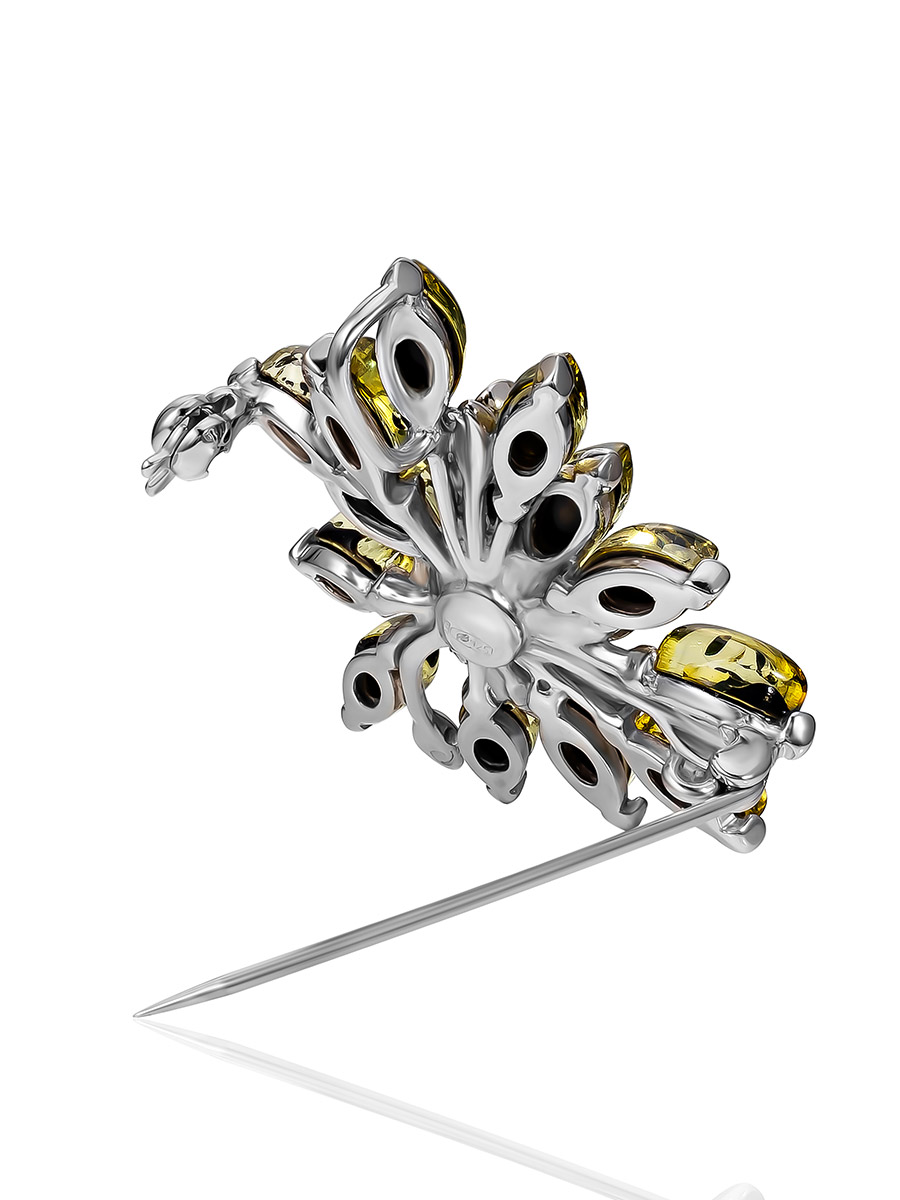 Объёмная брошь, украшенная вставками из натурального зелёного янтаря «Георгина»