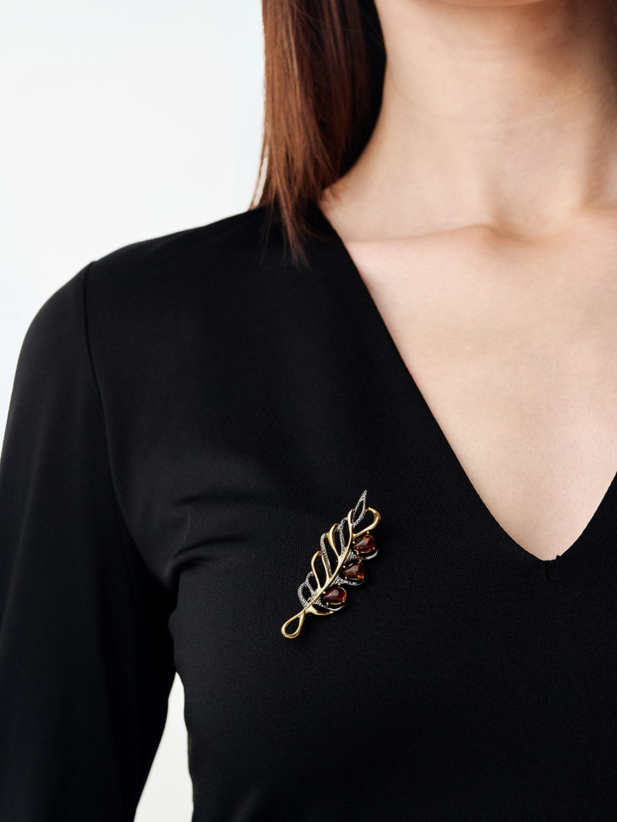 Изящная ажурная брошь с чернением и золочением «Перышко»