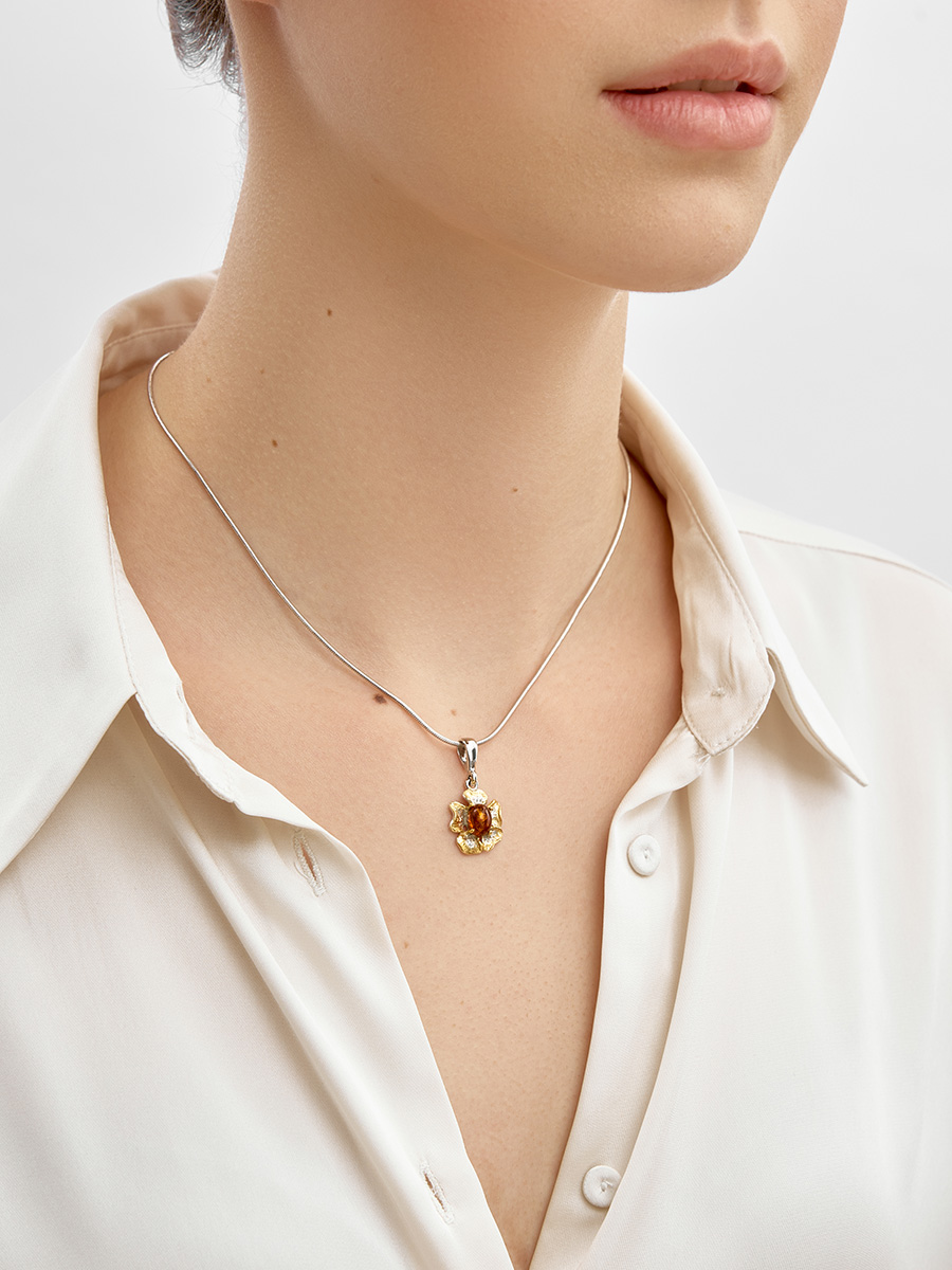 Женственный кулон «Бальзамин» с коньячным янтарём