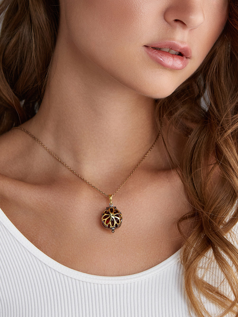 Круглый кулон-локер с ярко-коньячным янтарём