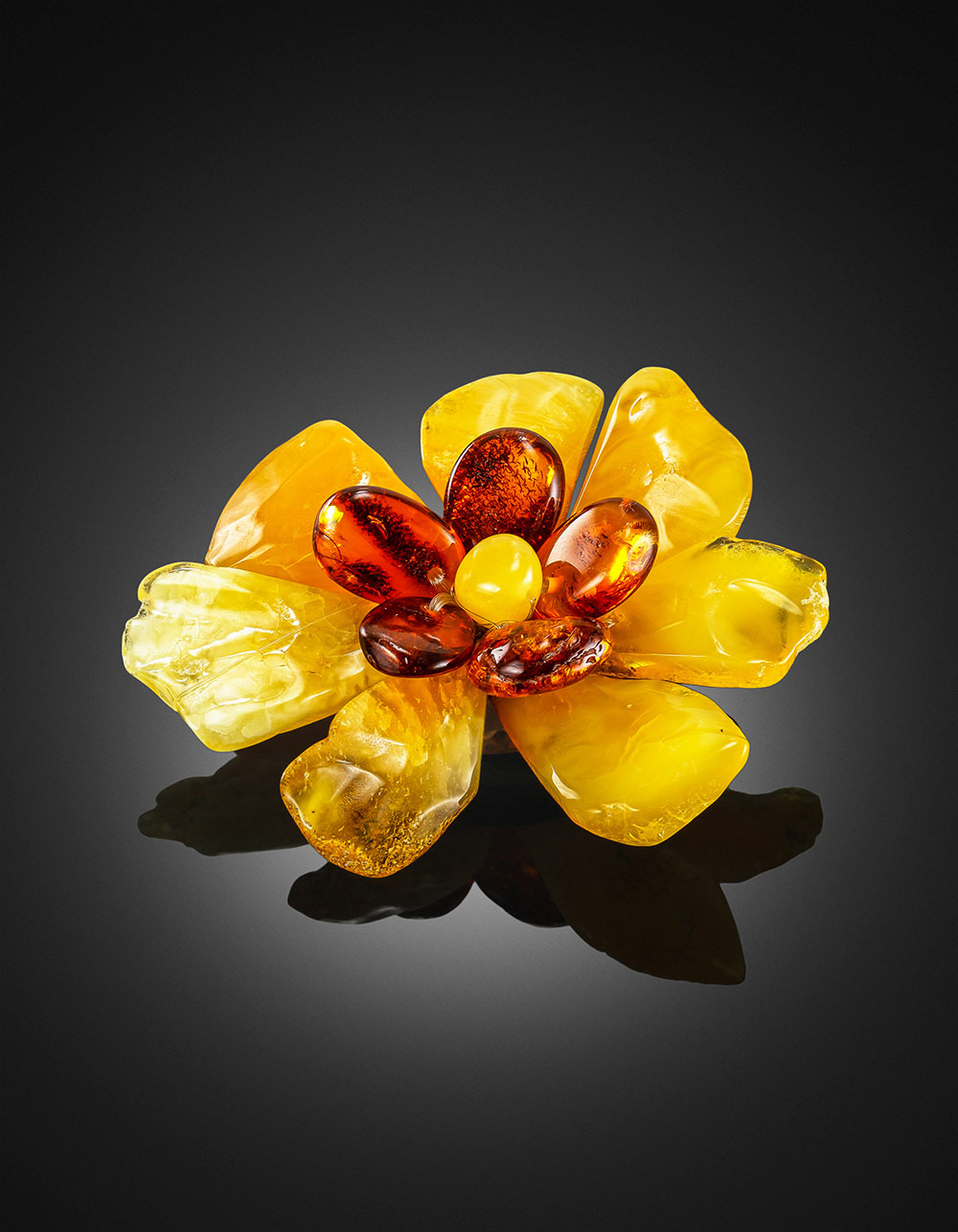Необычная брошь из цельного янтаря природной формы «Помпеи»
