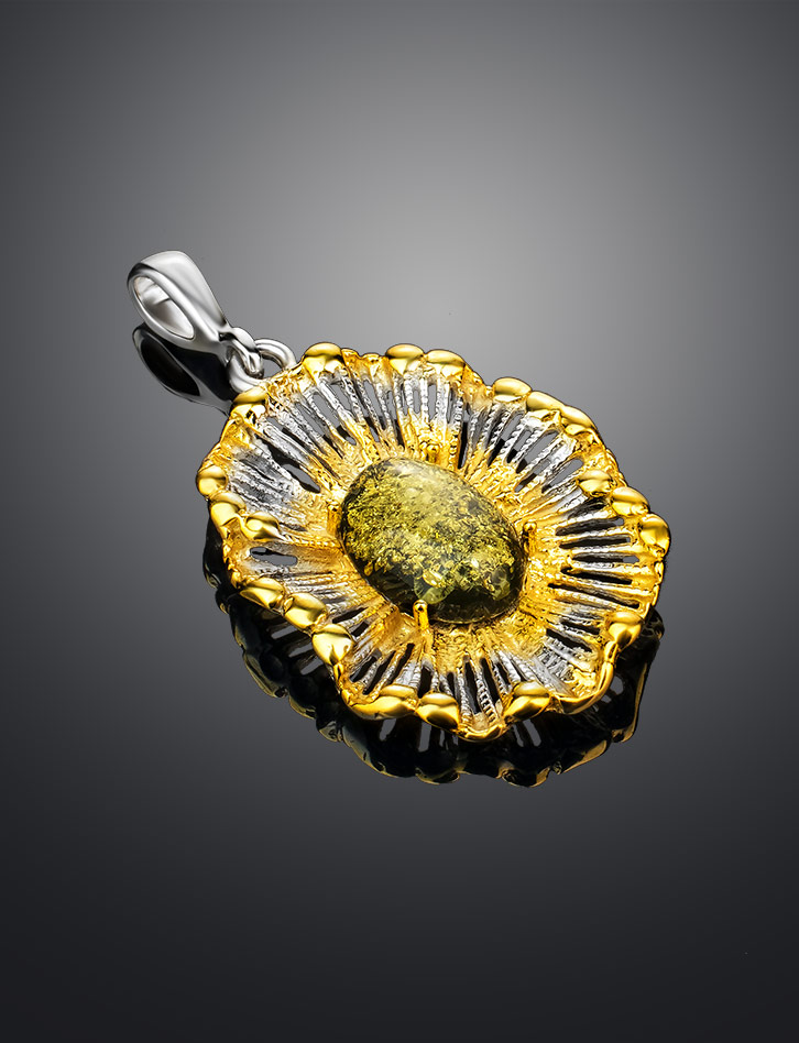 Роскошный кулон «Бахчисарай» из искрящегося зелёного янтаря