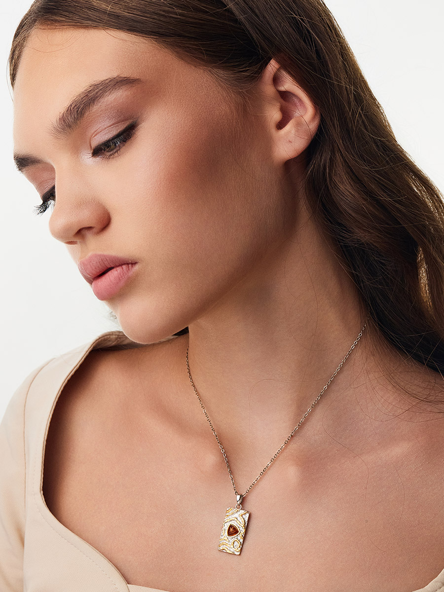 Текстурный кулон «Эритрея» с золотистым янтарём