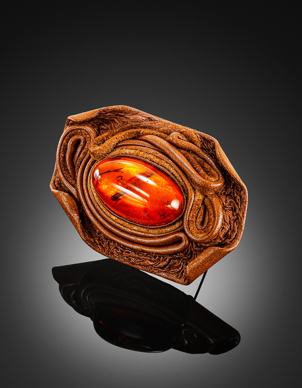 Брошь ручной работы из кожи и янтаря «Амазонка»