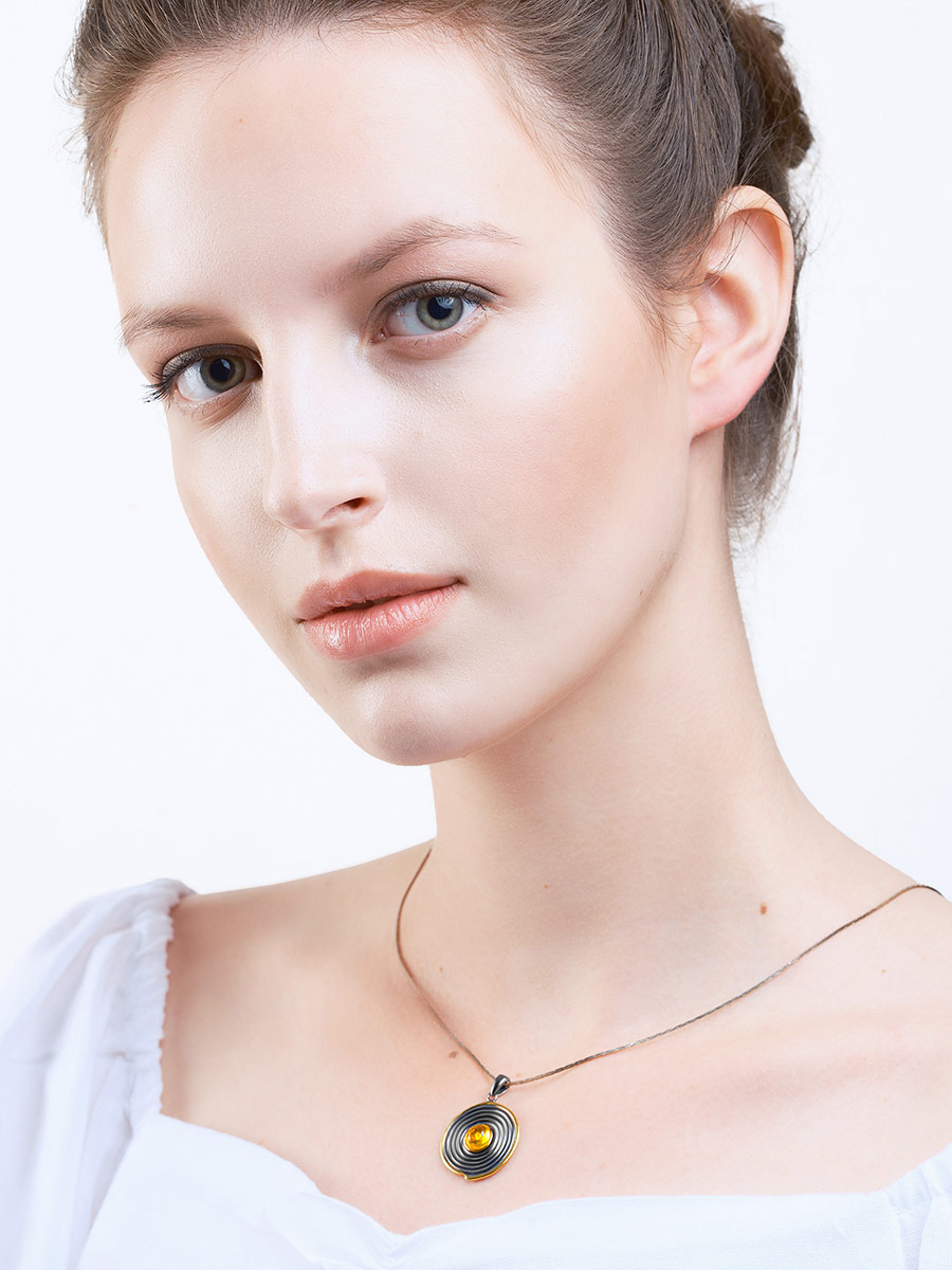 Оригинальный круглый кулон «Лагос» с золотистым янтарём