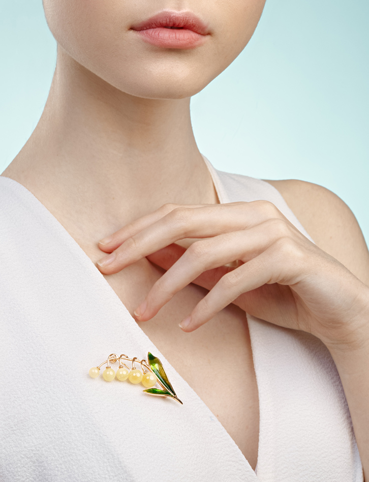 Эффектная брошь «Ландыш», покрытая позолотой и эмалью и украшенная натуральным янтарём