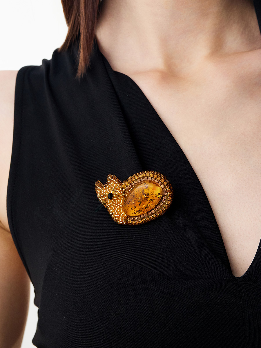 Брошь-котик из бисера и натурального янтаря «Лукоморье»