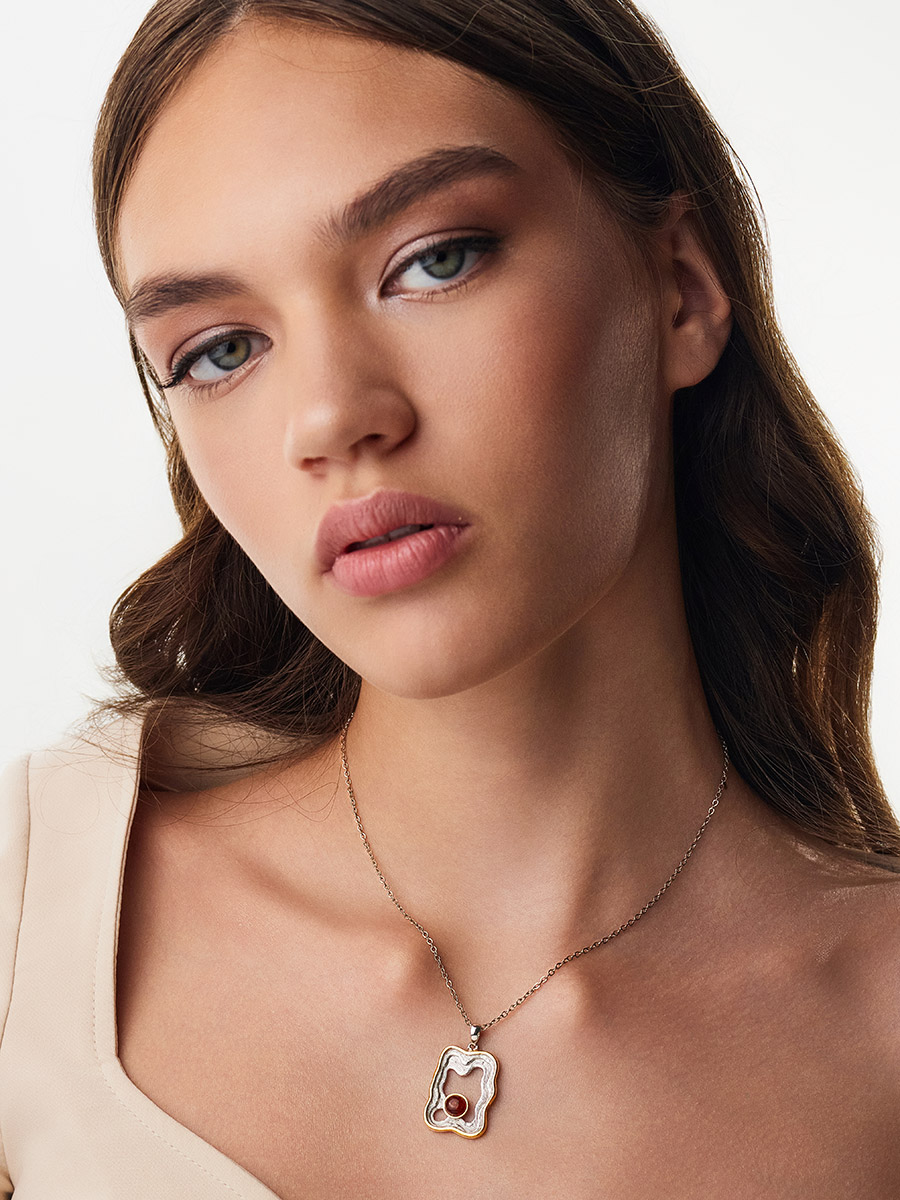 Необычный дизайнерский кулон из янтаря «Фрида»