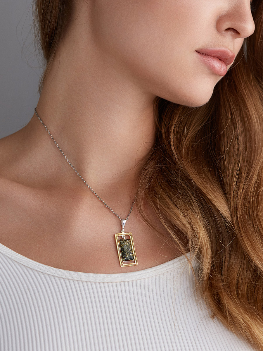 Геометрическая подвеска с натуральным зелёным янтарём «Челси»