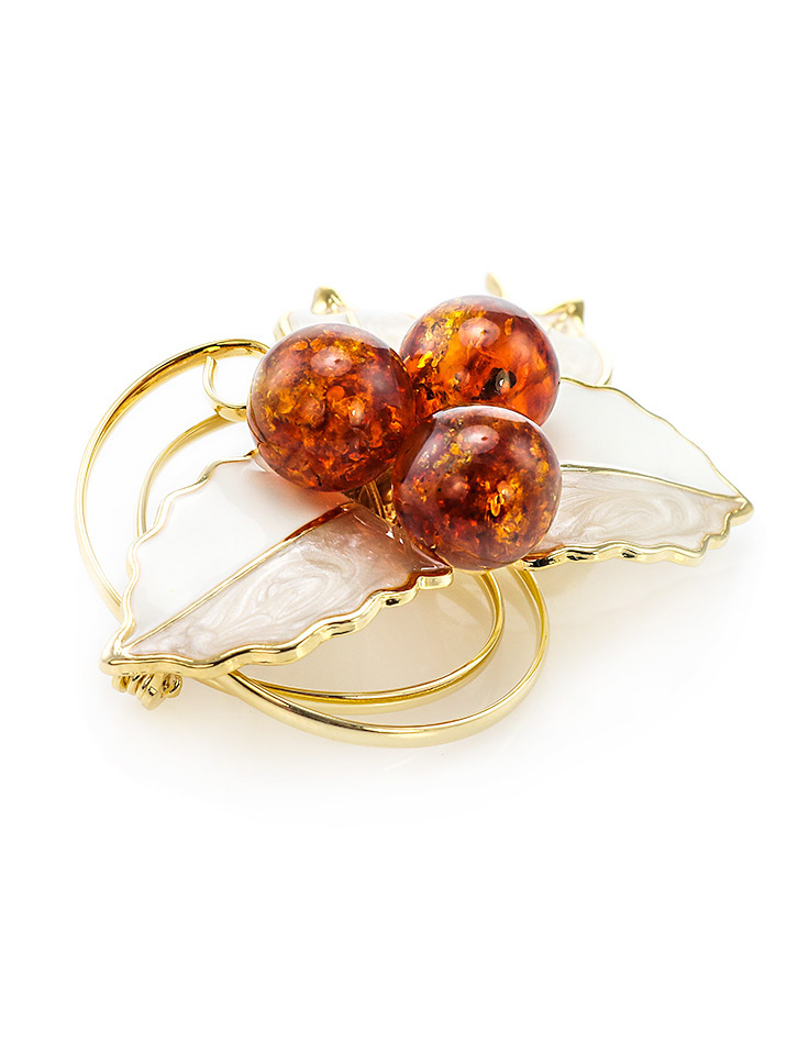 Нежная брошь, покрытая эмалью и украшенная янтарём коньячного цвета Beoluna