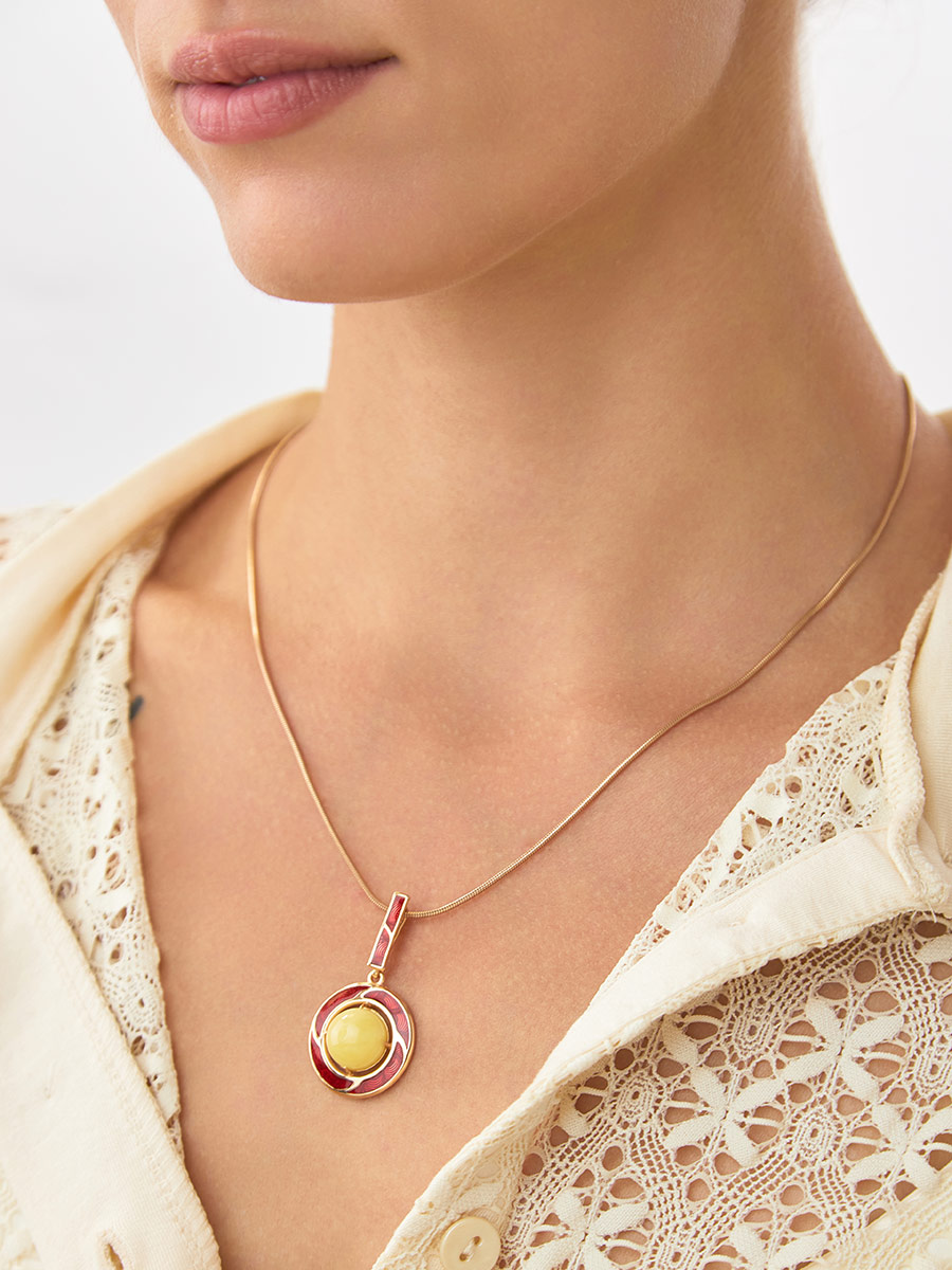 Круглый эмалированный кулон с медовым янтарём «Ампир»