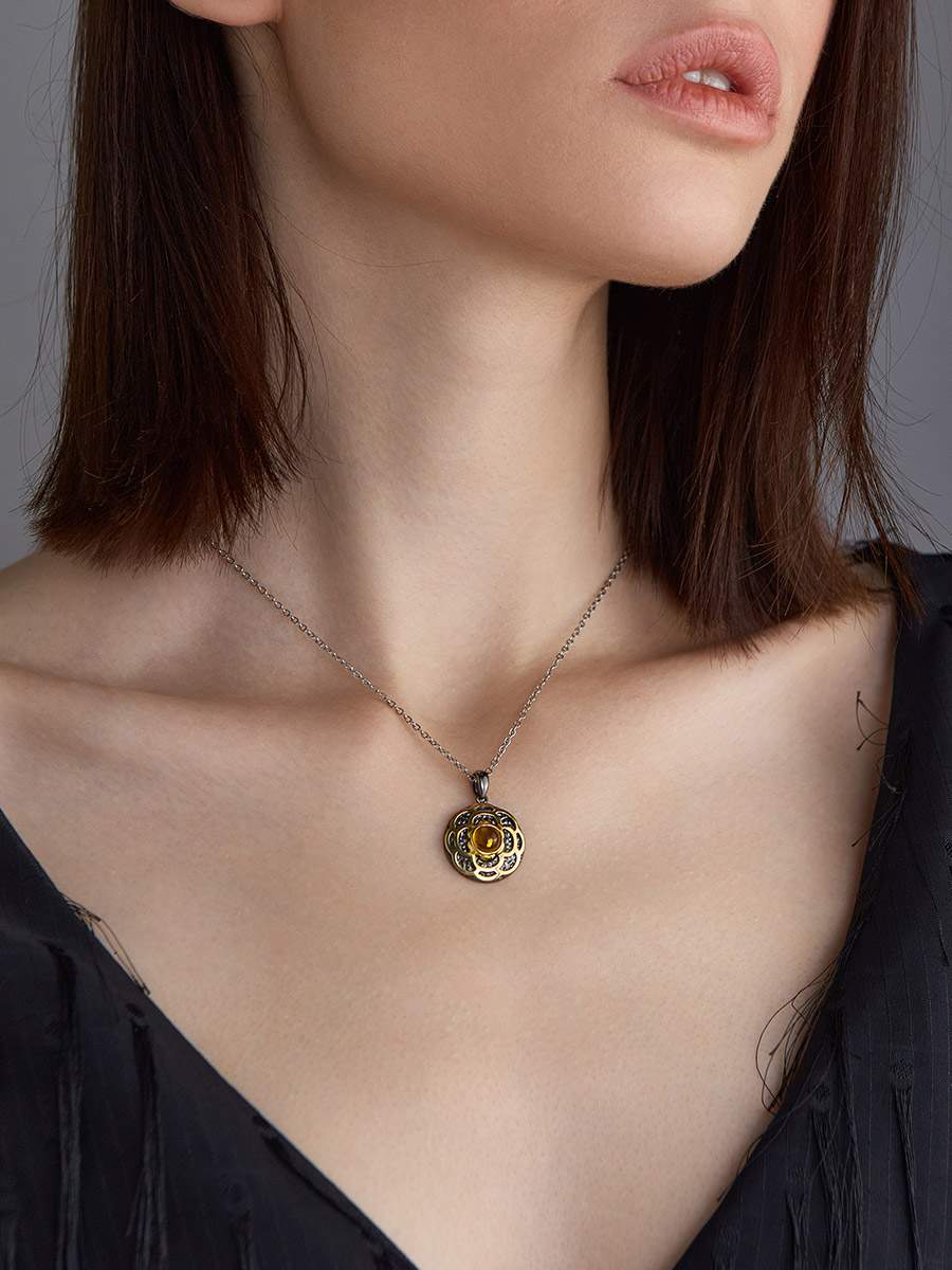 Кулон из натурального янтаря «Гербера» с чернением и золочением