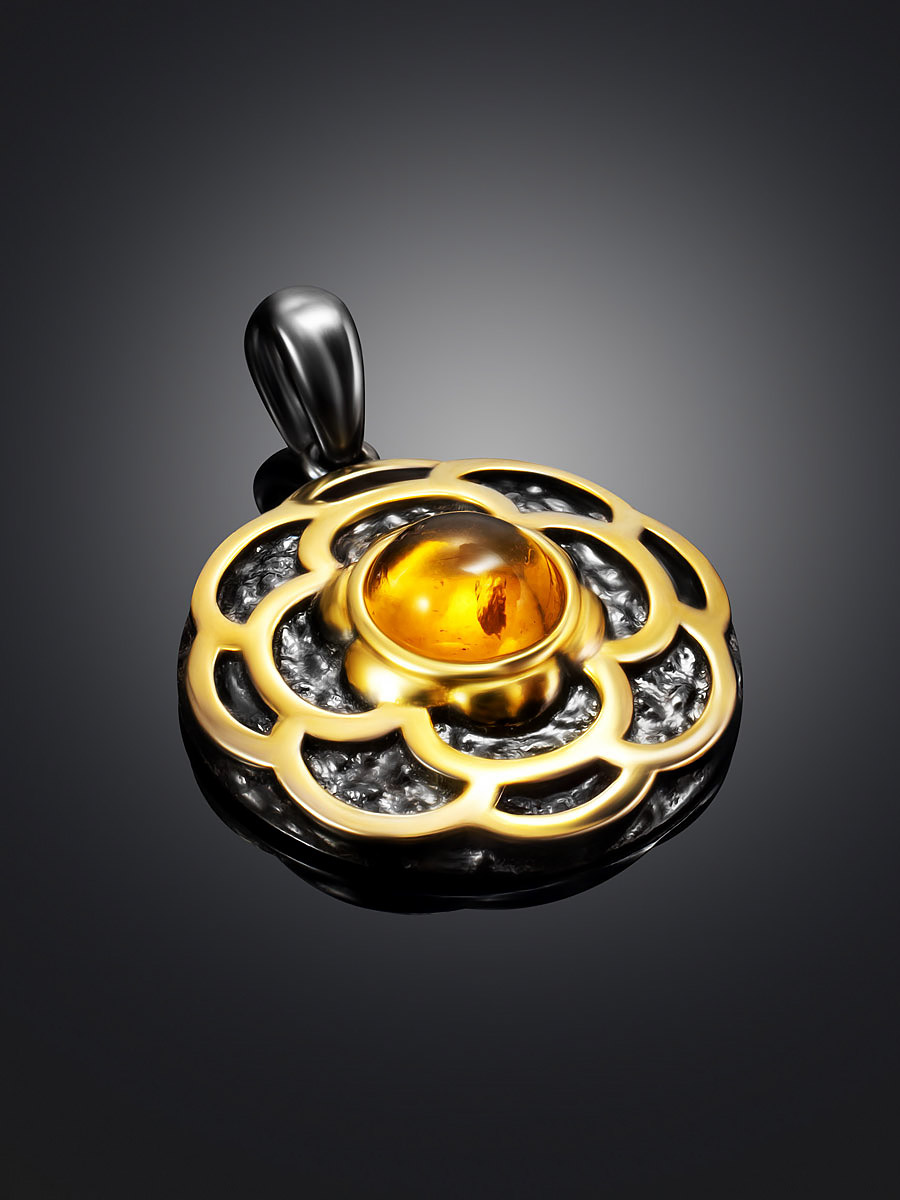 Кулон из натурального янтаря «Гербера» с чернением и золочением
