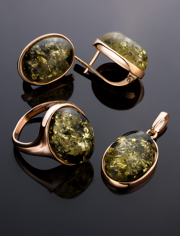 Кулон овальной формы из зелёного янтаря «Годжи крупная»