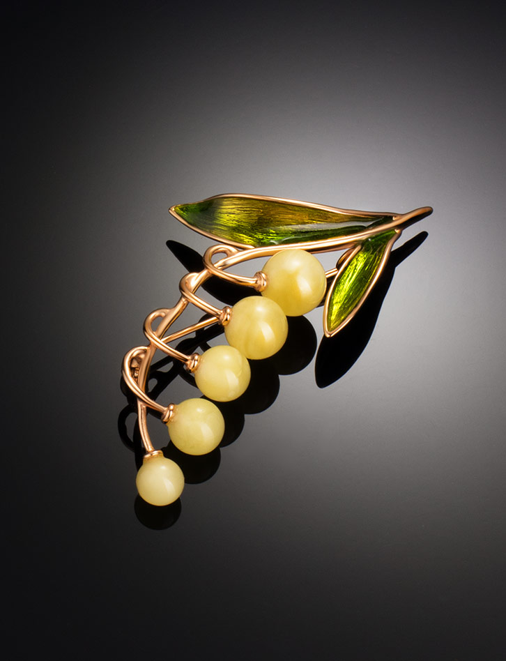 Эффектная брошь «Ландыш», покрытая позолотой и эмалью и украшенная натуральным янтарём