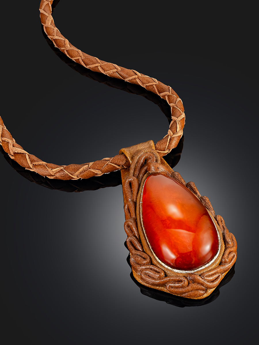 Колье из кожи «Амазонка» с коньячным янтарём