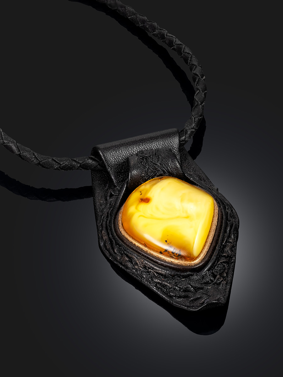 Колье из кожи «Амазонка» с медовым янтарём