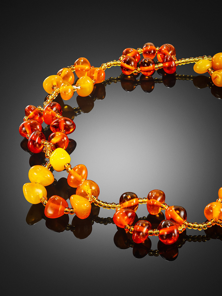 Плетёное колье из натурального янтаря тёплых оттенков