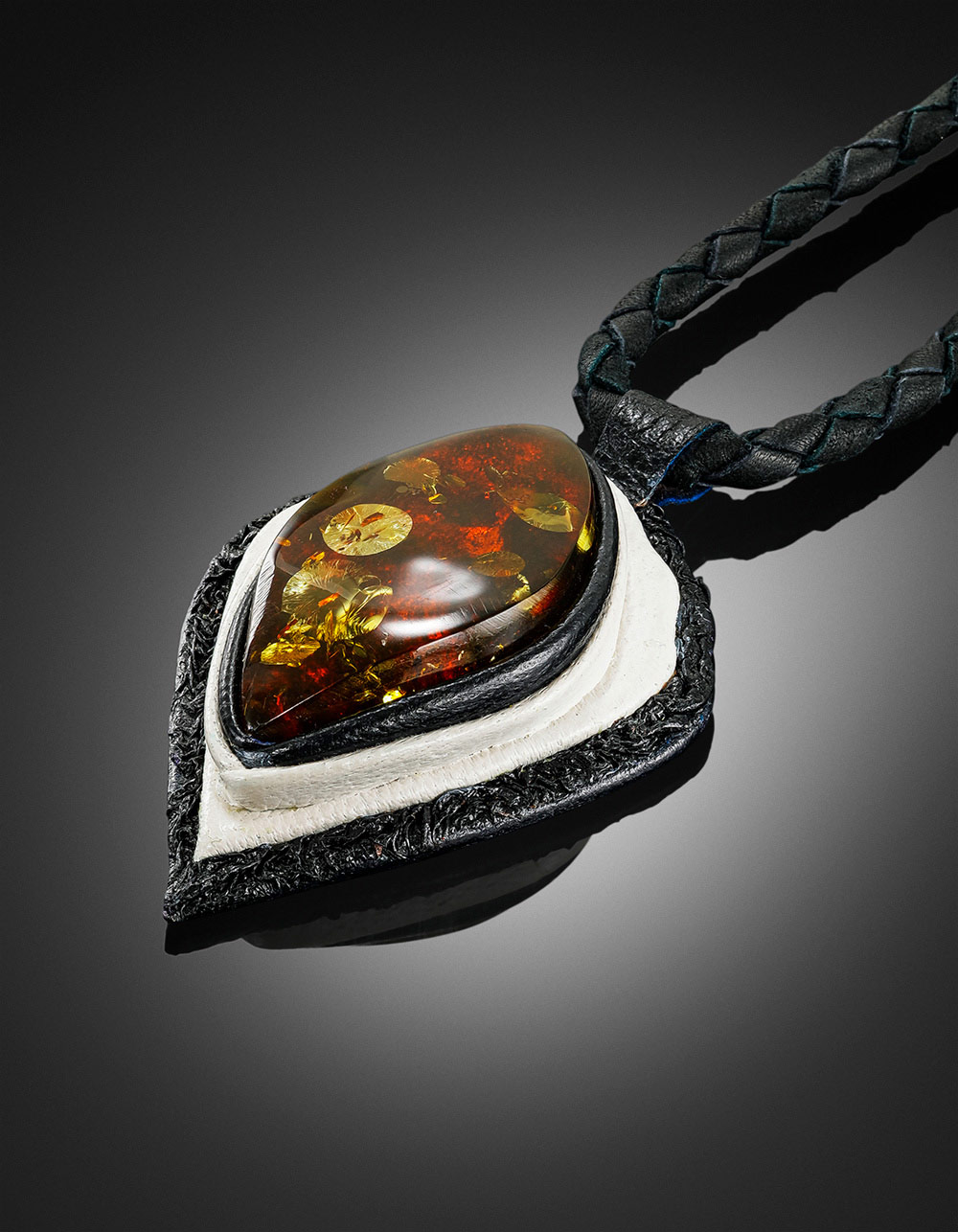 Колье из кожи «Амазонка» с вишнёвым янтарём