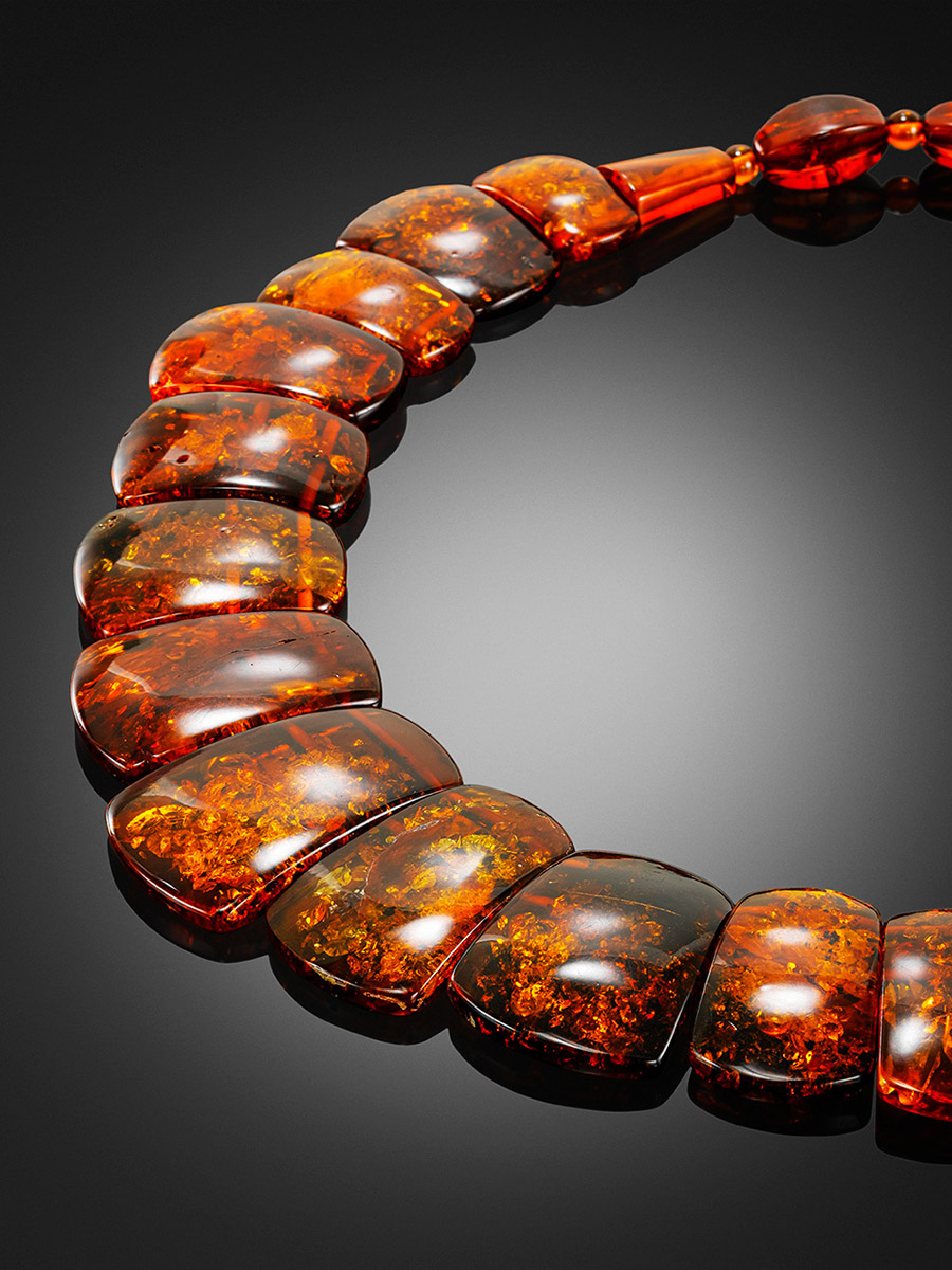 Стильное плоское колье из натурального балтийского янтаря коньячного цвета