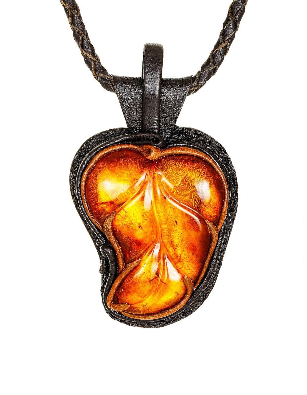 Необычное кожаное колье с резным коньячным янтарём «Амазонка»