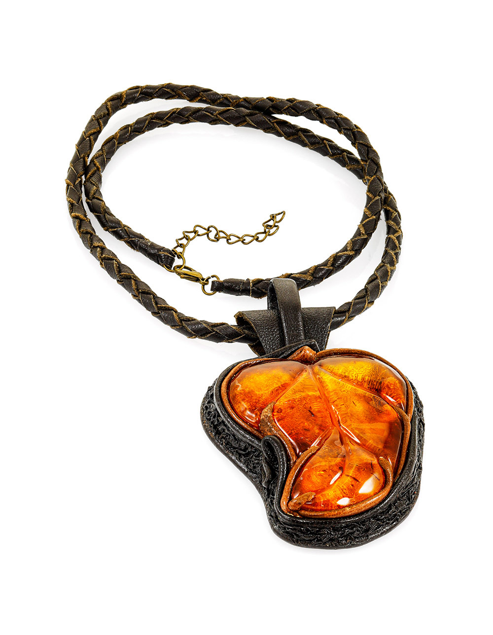 Необычное кожаное колье с резным коньячным янтарём «Амазонка»
