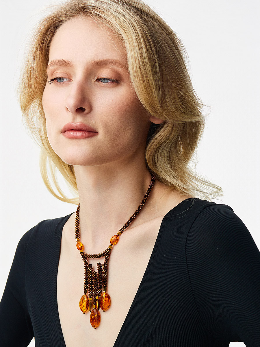 Красивое плетёное колье из бисера и натурального янтаря «Лукоморье»