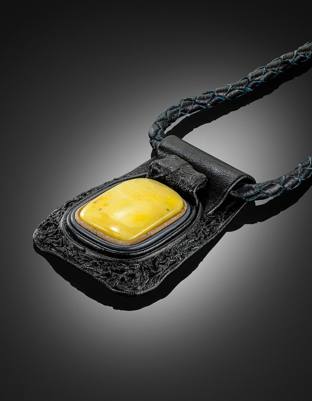 Колье из кожи «Амазонка» с медовым янтарём