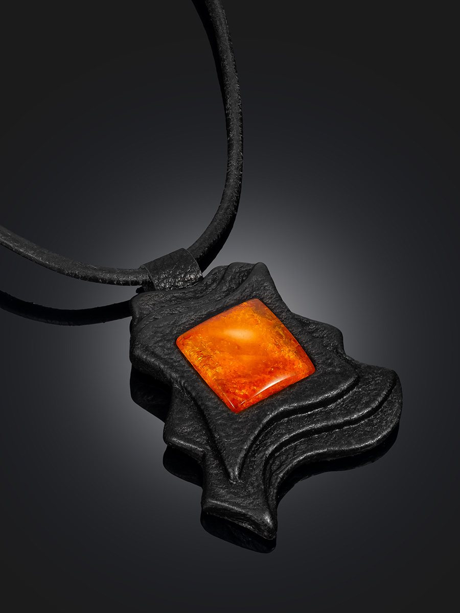 Колье из кожи «Амазонка» с коньячным янтарём