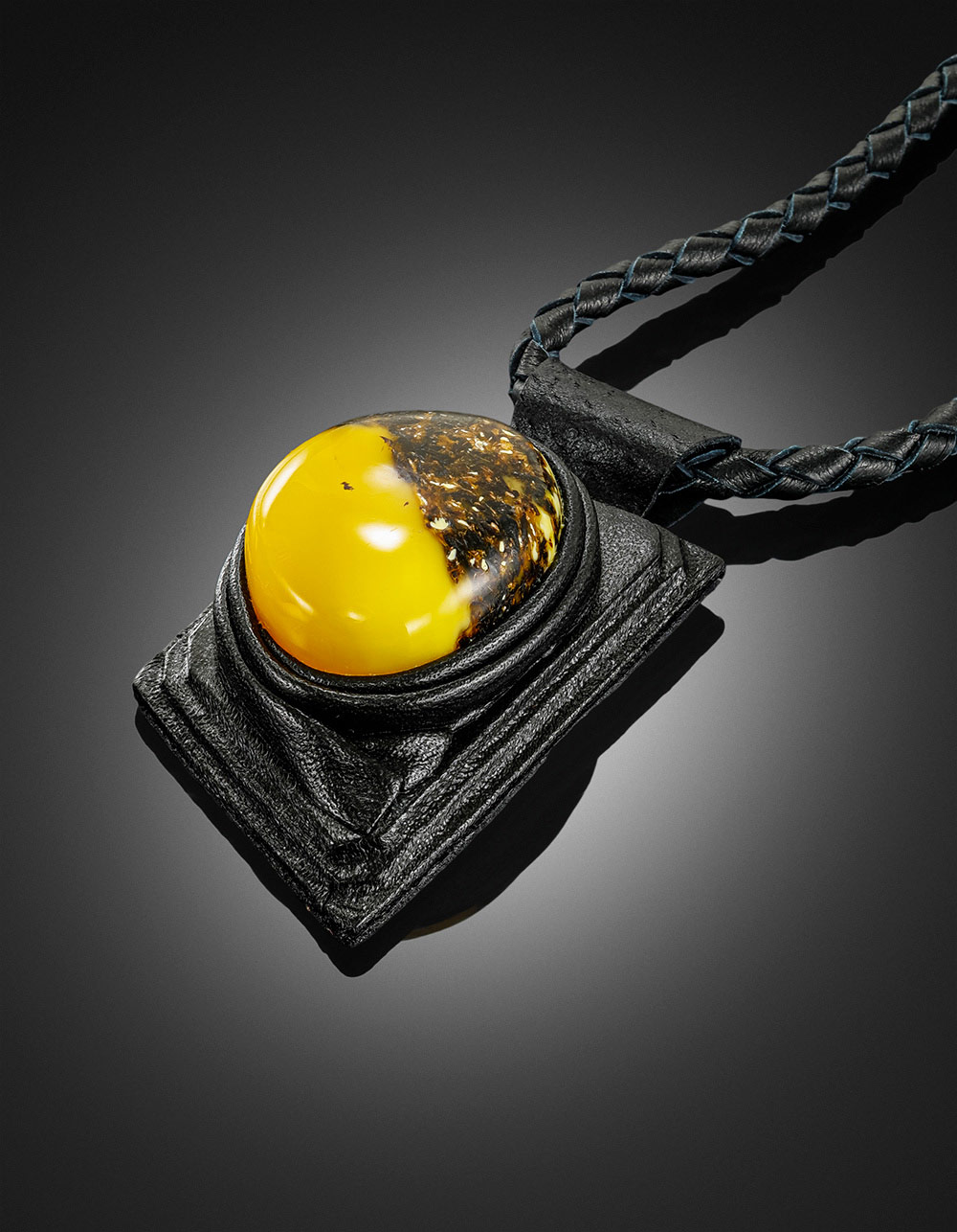 Колье из кожи «Амазонка» с медовым янтарём