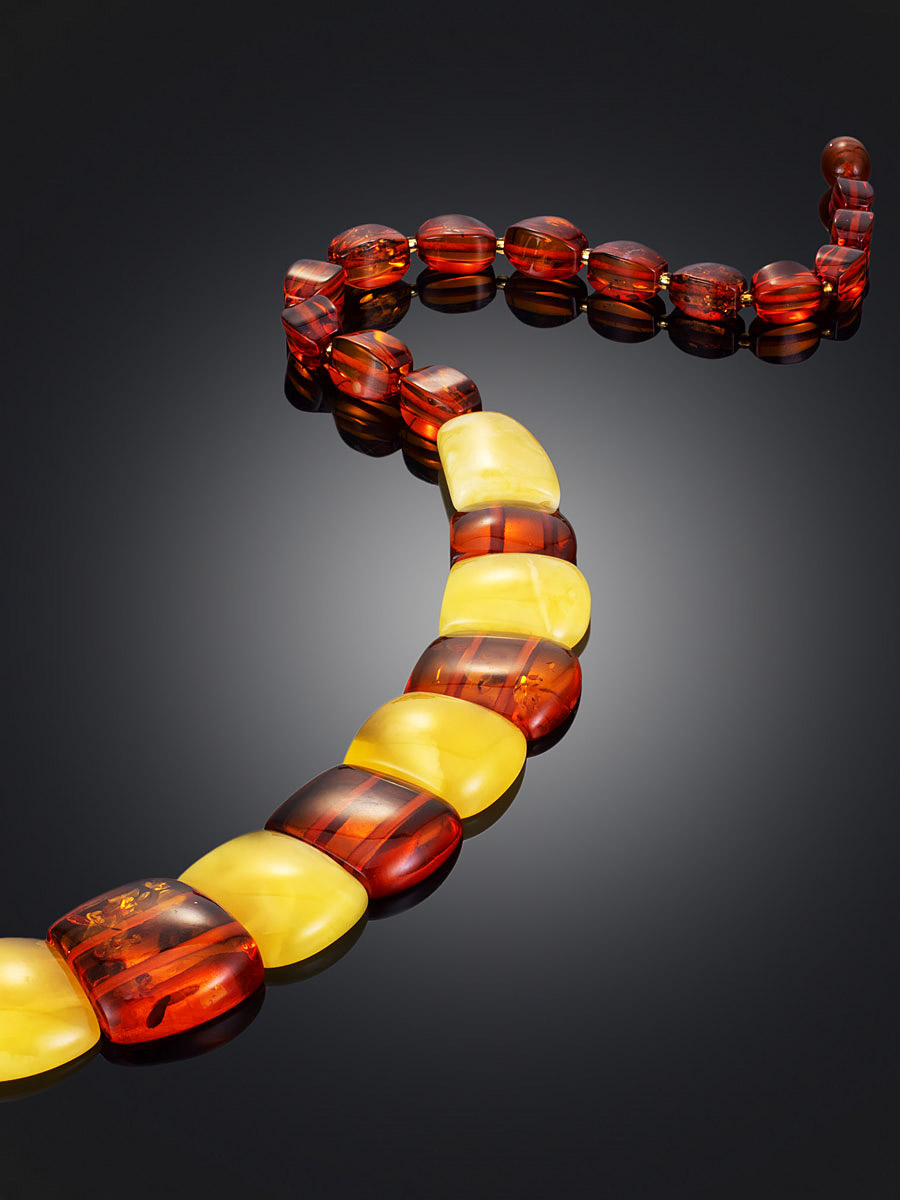 Плоское колье из натурального янтаря природных оттенков