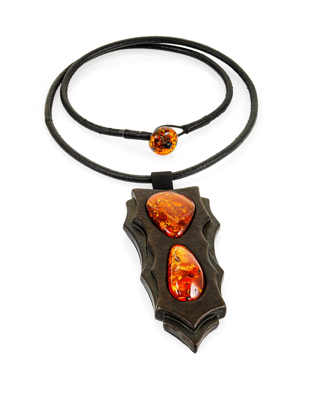 Острая подвеска из натурального янтаря на кожаном шнурке