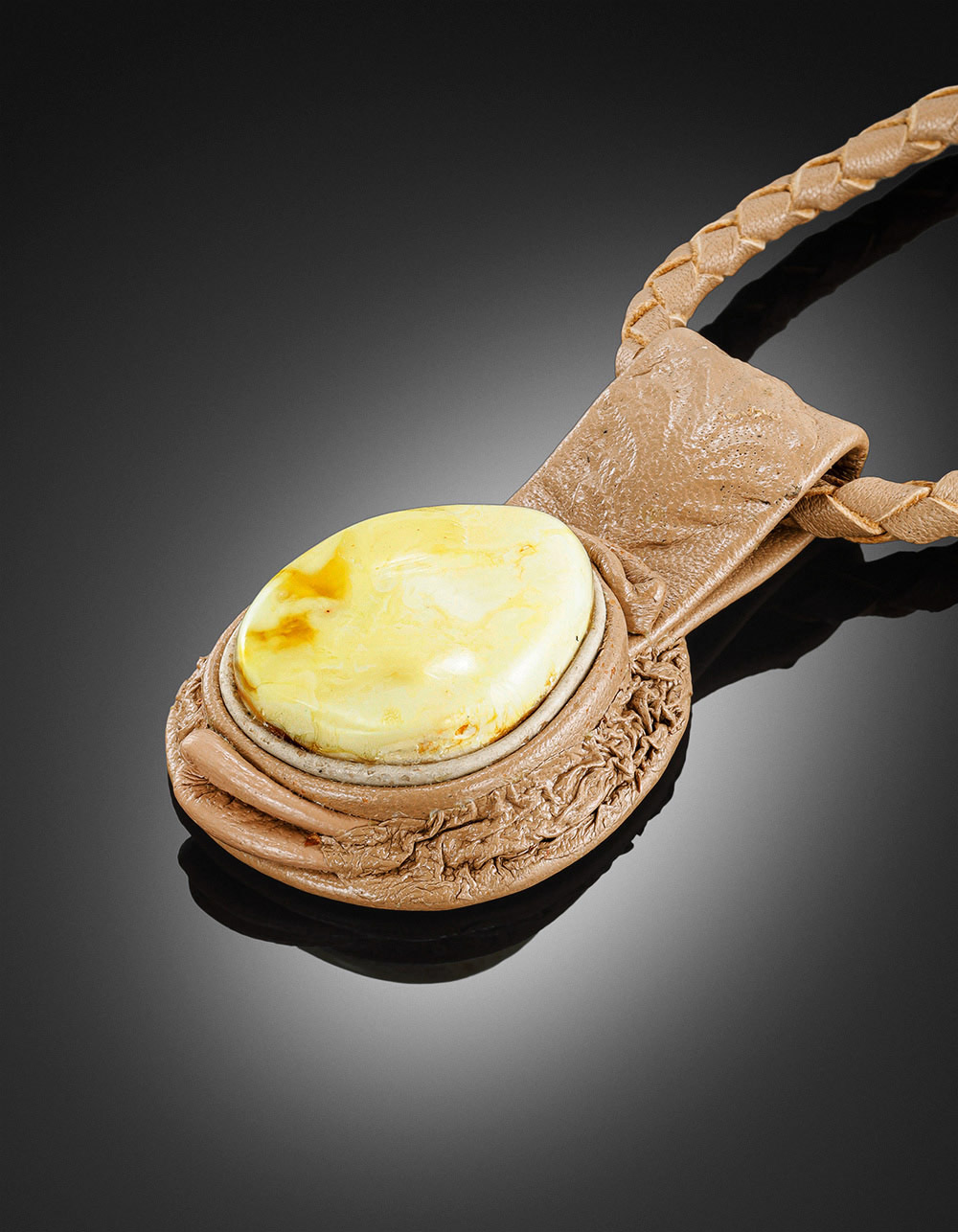 Колье с подвеской из кожи и натурального янтаря «Амазонка»