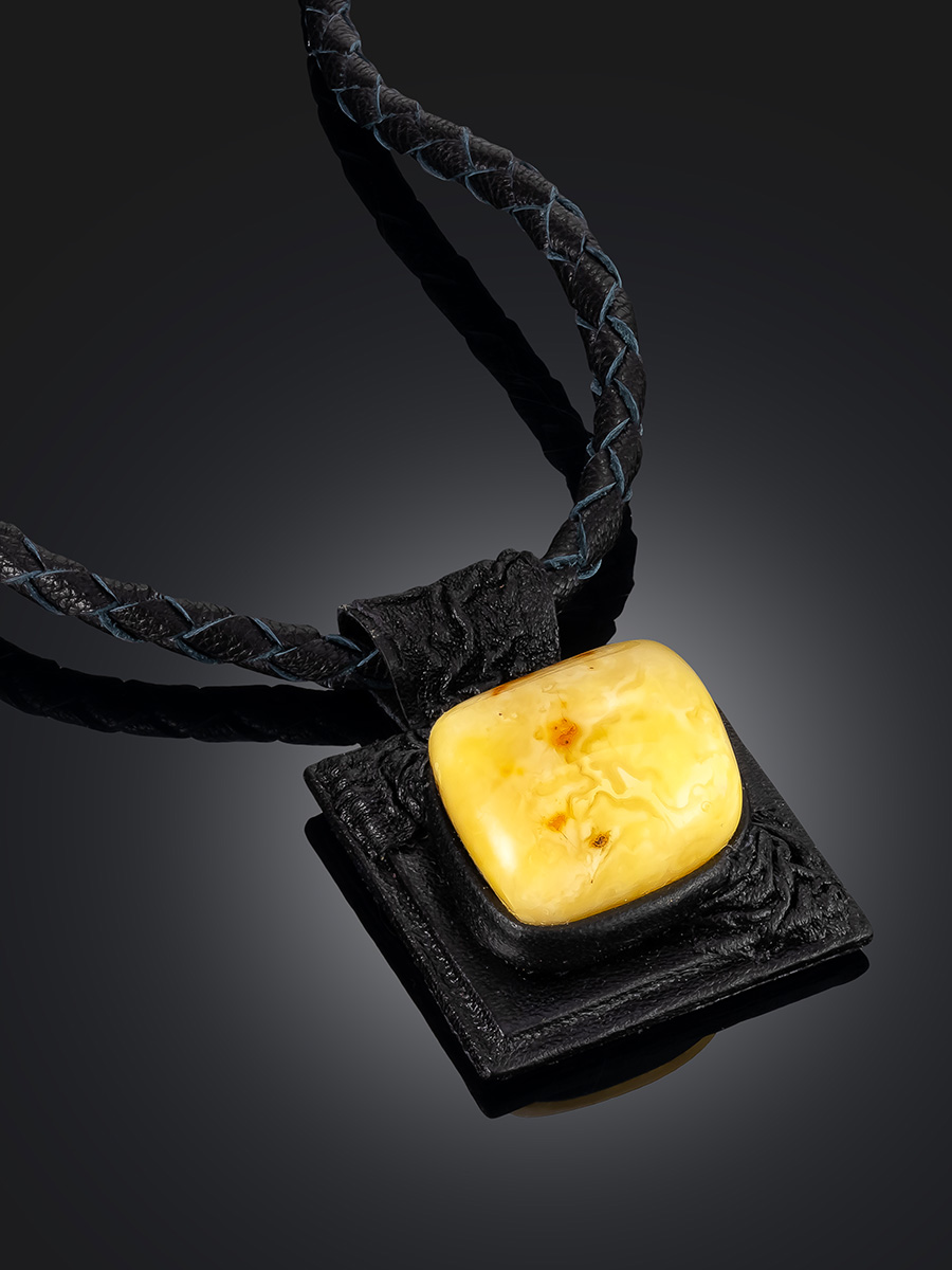 Колье из кожи «Амазонка» с медовым янтарём