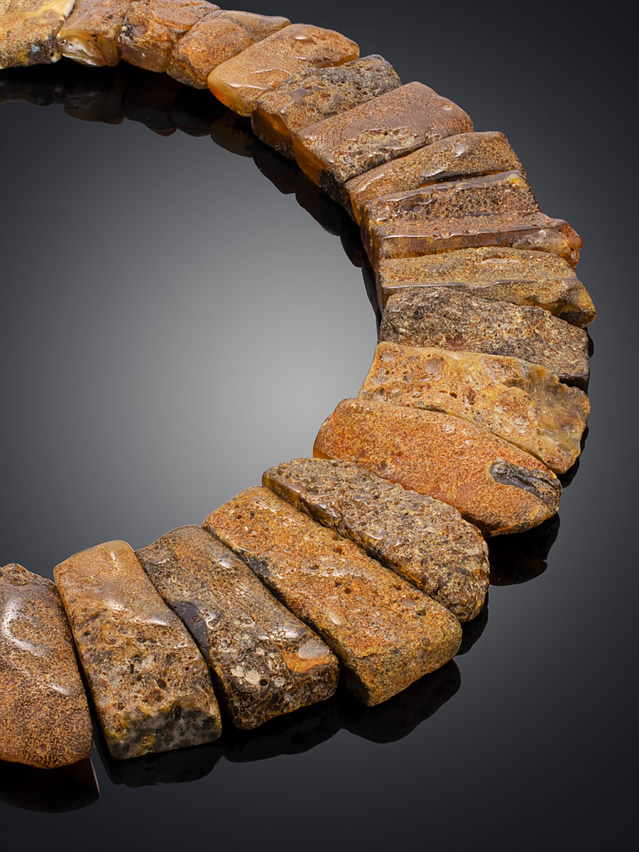 Оригинальное плоское колье из натурального текстурного янтаря «Помпеи»