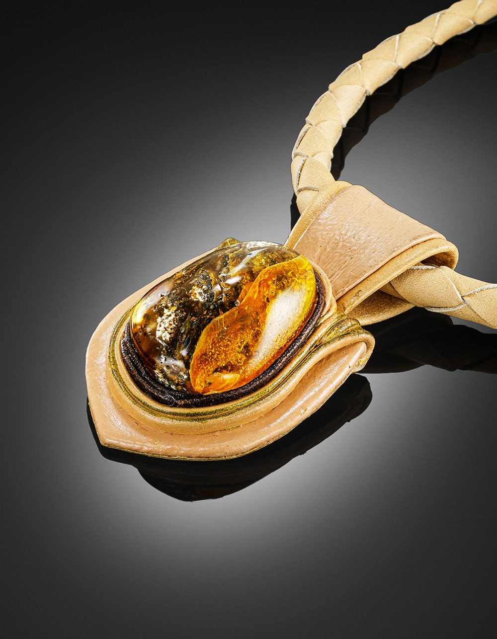 Колье в этническом стиле из бежевой кожи и натурального янтаря «Амазонка»