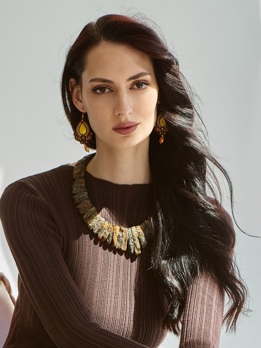 Эффектное колье из натурального янтаря с природной текстурой «Помпеи»