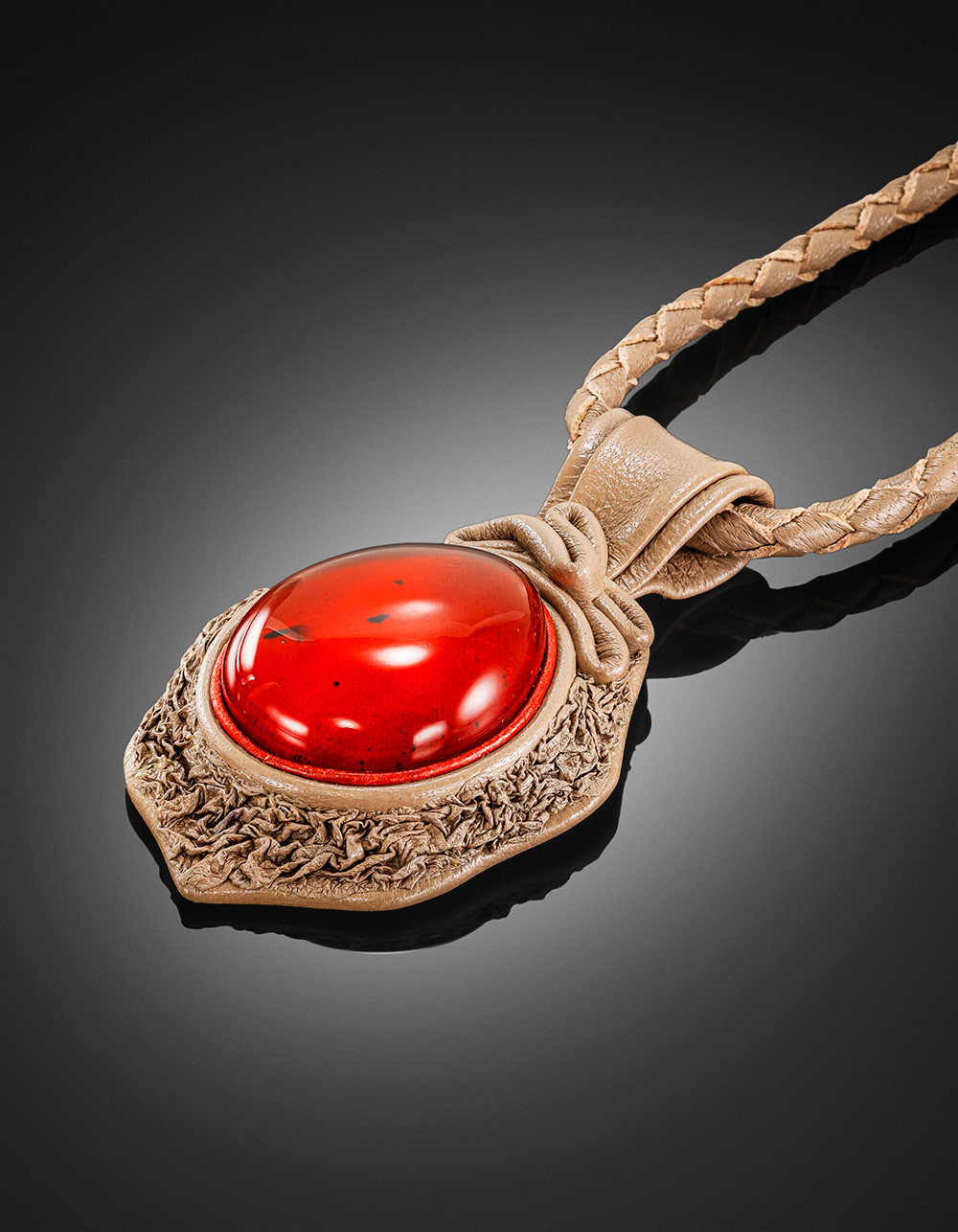 Колье из кожи «Амазонка» с красным янтарём