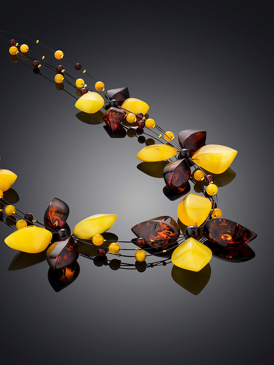 Красивое колье из натурального янтаря на струне «Первоцвет»