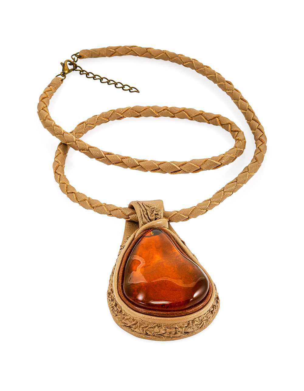Необычное кожаное колье-подвеска со вставкой из янтаря «Амазонка»