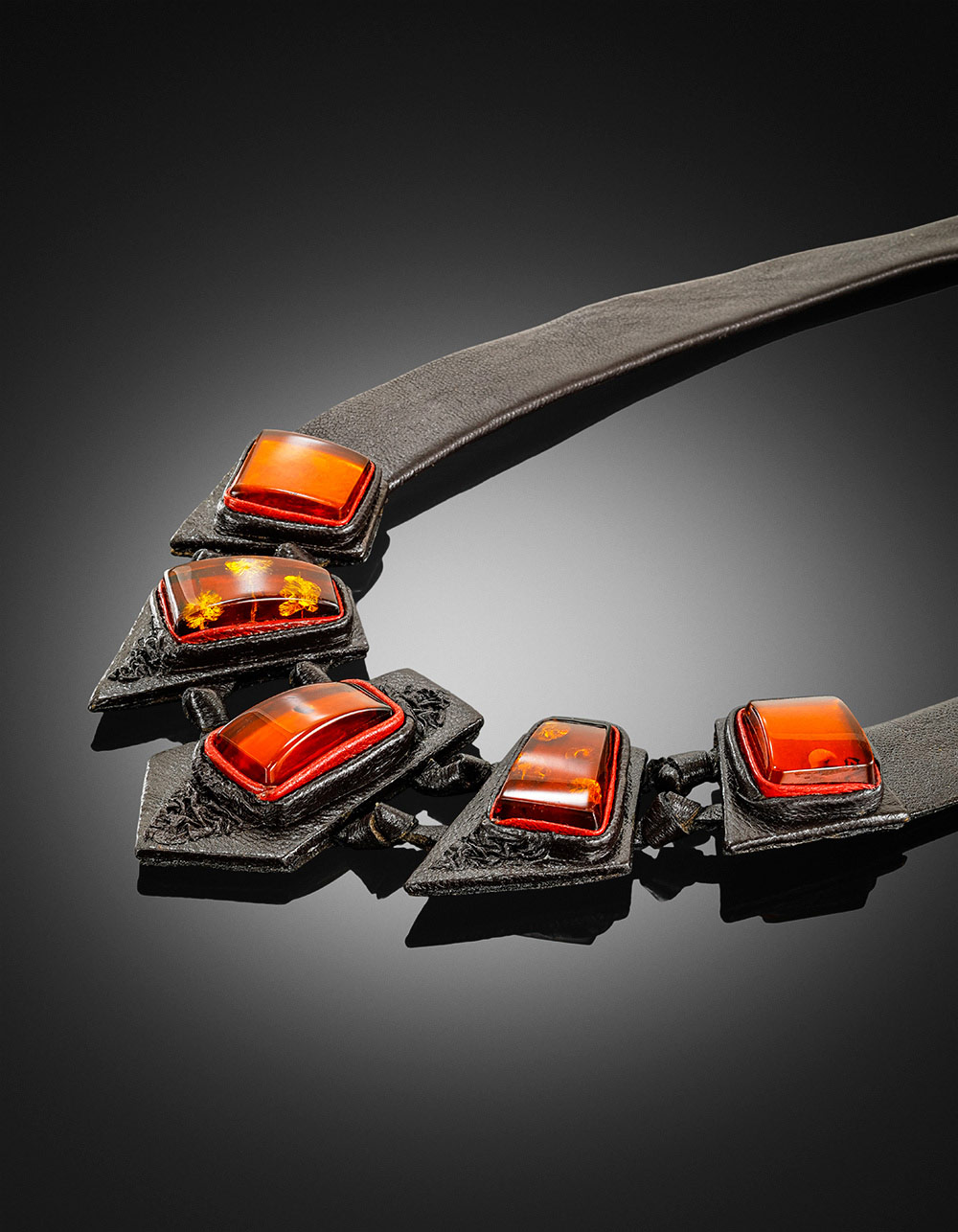 Ожерелье из кожи «Амазонка» с коньячным янтарём