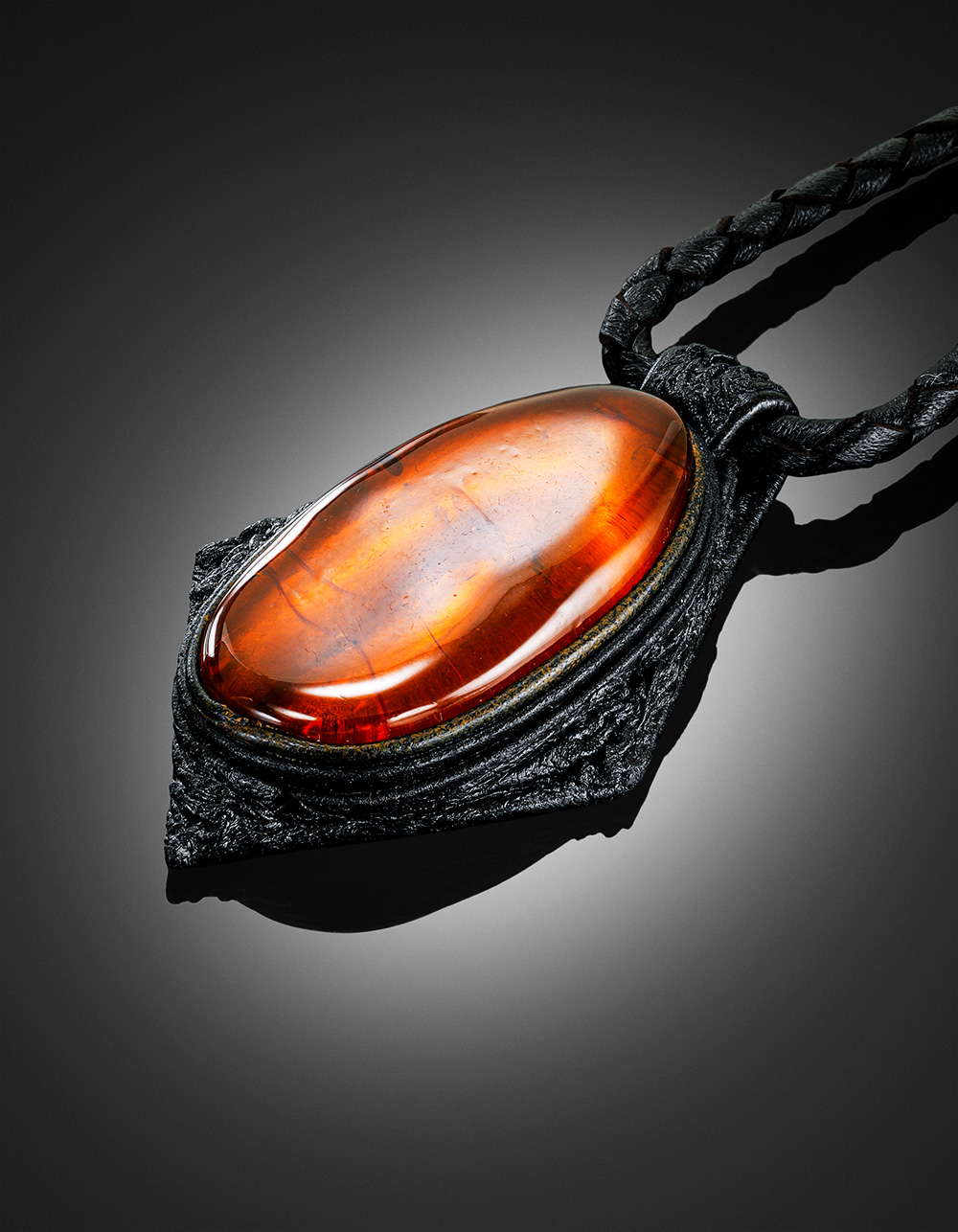 Стильное кожаное колье «Амазонка» с цельным коньячным янтарём